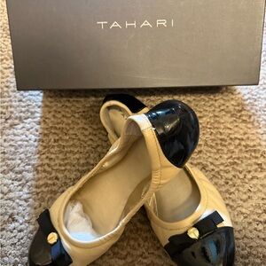 Tahari Women's Black and Cream Loafers